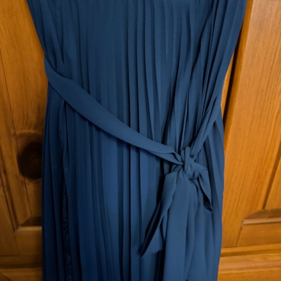 Mid length chiffon dress and matching sandals - Picture 2 of 9